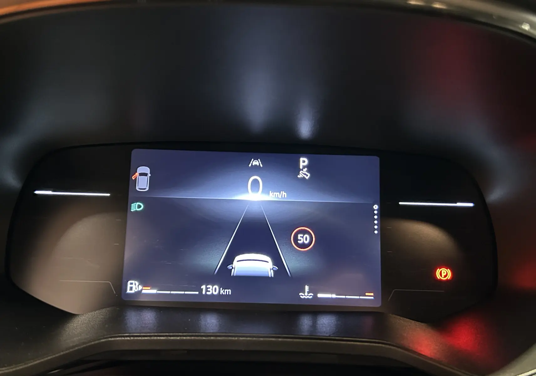 Affichage numérique du tableau de bord de la Renault Clio V gris schiste, montrant la vitesse à 0 km/h et l'alerte de limitation à 50 km/h.