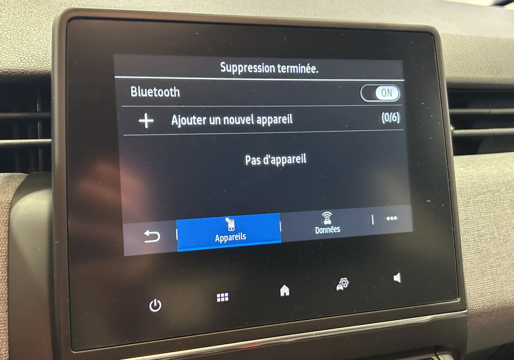 Écran tactile central de la Renault Clio V gris schiste, affichant le menu Bluetooth sans appareil connecté.