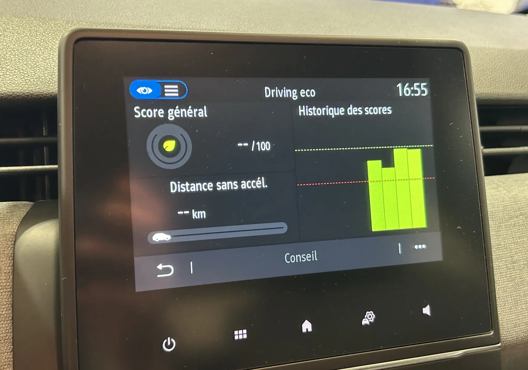 Écran tactile intérieur de la Renault Clio V gris schiste, affichant le score eco et l'historique des scores de conduite.