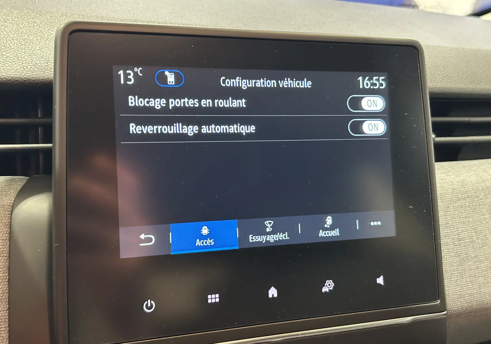 Écran tactile central de la Renault Clio V affichant les réglages de verrouillage automatique, intérieur noir.