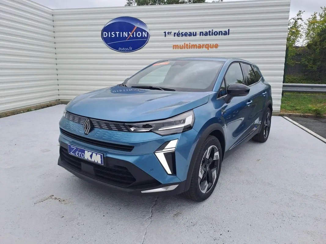 Renault Symbioz E-Tech Full Hybrid bleu mercure en 3/4 avant droit, avec signature lumineuse distinctive et jantes bi-ton.