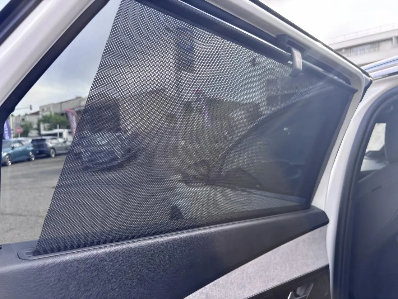 Détail de la vitre arrière droite avec pare-soleil perforé sur Peugeot 5008 blanc, version GT 2022.