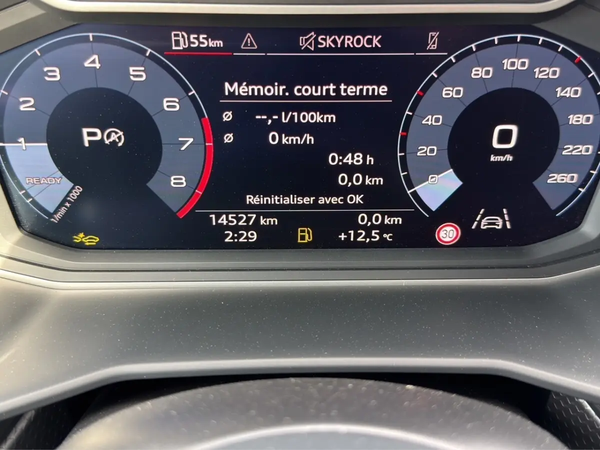 Vue rapprochée du tableau de bord numérique de l'Audi A1 Sportback 2025 affichant vitesse, compte-tours et informations de conduite.