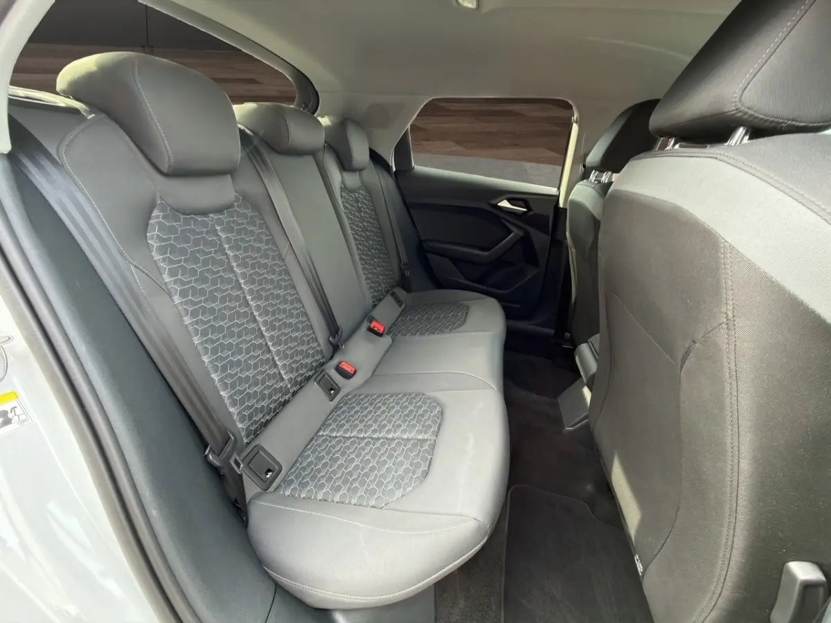 Vue intérieure des sièges arrière gris avec motifs hexagonaux de l'Audi A1 Sportback blanc 2025.