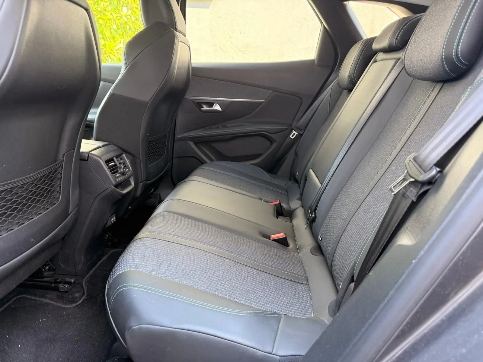 Vue intérieure côté droit des sièges arrière en cuir et tissu gris avec surpiqûres bleues du Peugeot 3008 1.5 BlueHDi 130 Allure Pack 2021.