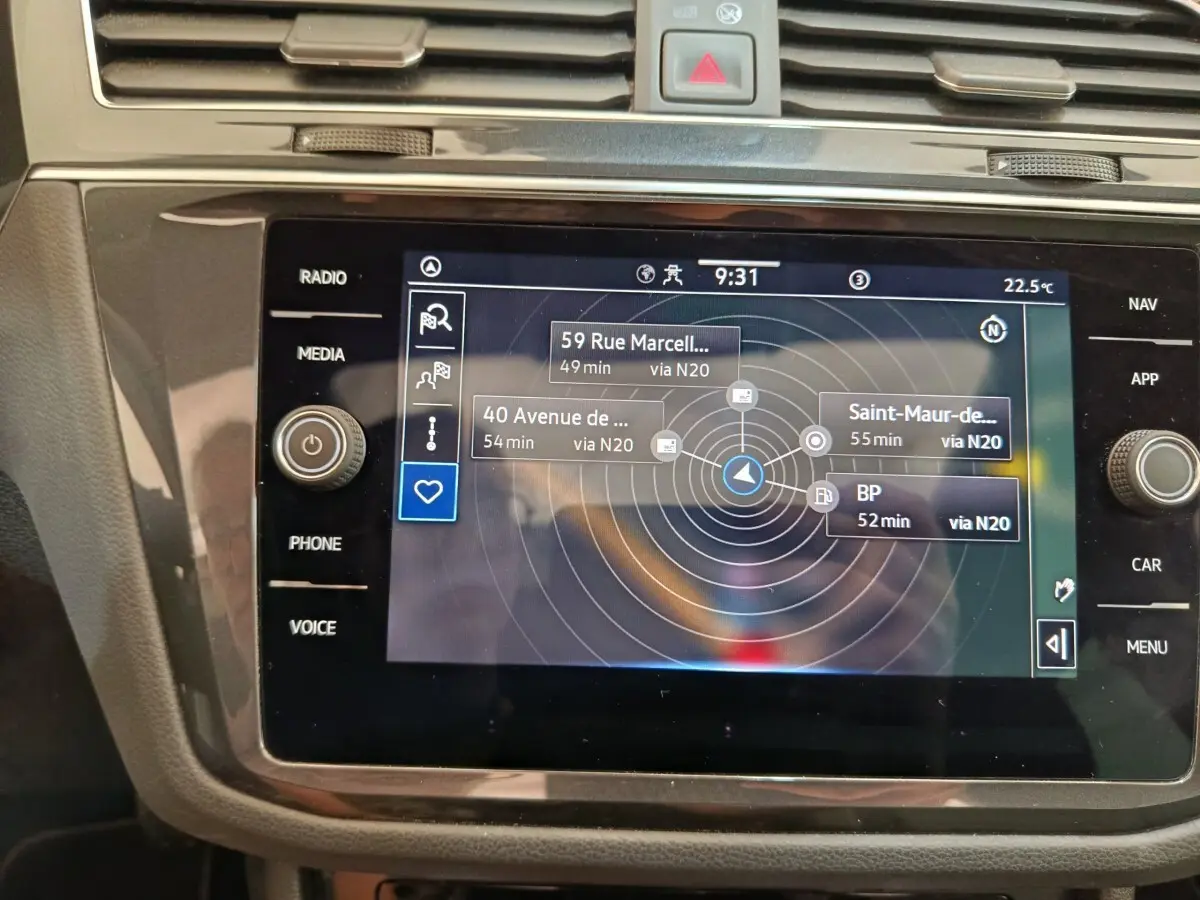 Écran tactile central du tableau de bord du Volkswagen Tiguan noir, affichant le système de navigation.