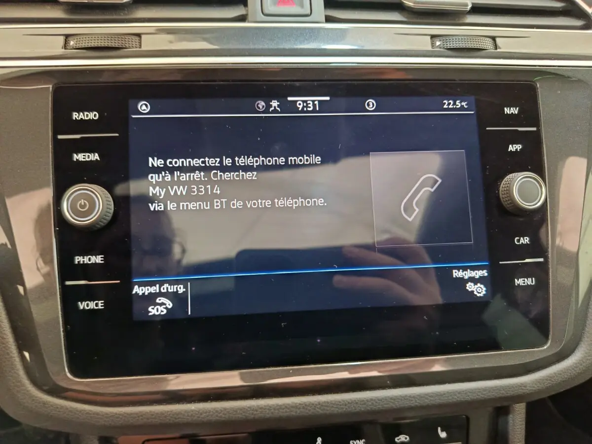 Écran tactile central du Volkswagen Tiguan 1.4 eHybrid 2022 affichant instructions de connexion Bluetooth.