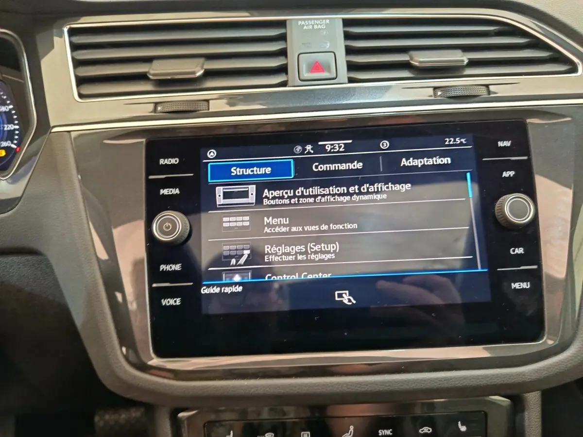 Vue rapprochée de l'écran tactile central du tableau de bord du Volkswagen Tiguan 1.4 eHybrid noir, affichant le menu Réglages.