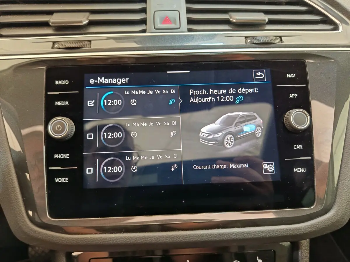 Écran tactile central du Volkswagen Tiguan 1.4 eHybrid 2022 montrant l'interface de gestion de charge en mode e-Manager.