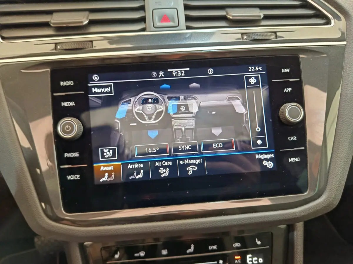 Écran tactile central du Volkswagen Tiguan 1.4 eHybrid 2022 affichant les réglages climatisation et fonctions connectées.