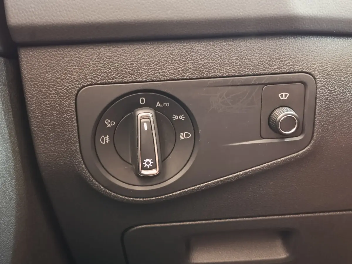 Gros plan sur le sélecteur d’éclairage noir du tableau de bord du Volkswagen Tiguan 1.4 eHybrid 2022.