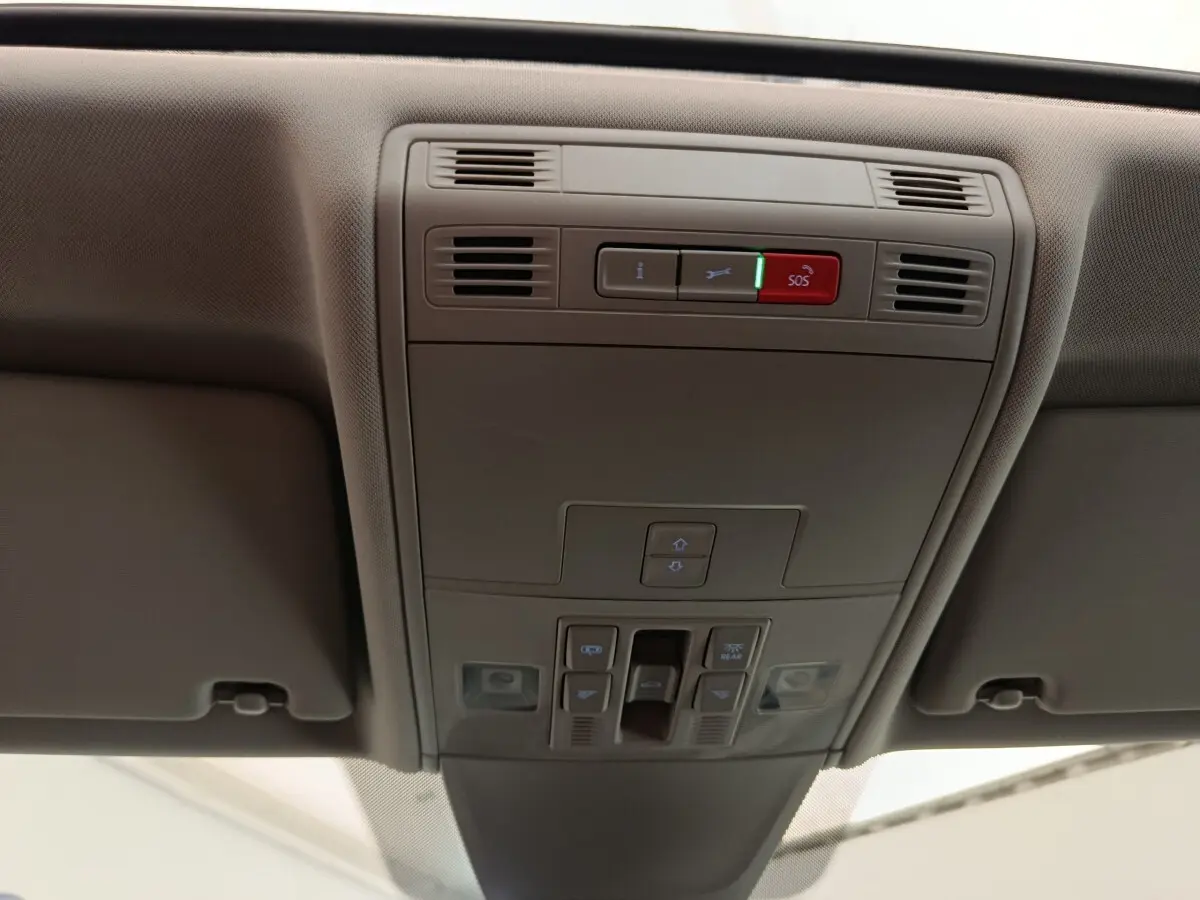 Plafonnier intérieur gris avec commandes d’éclairage et bouton SOS du Volkswagen Tiguan 1.4 eHybrid 2022.