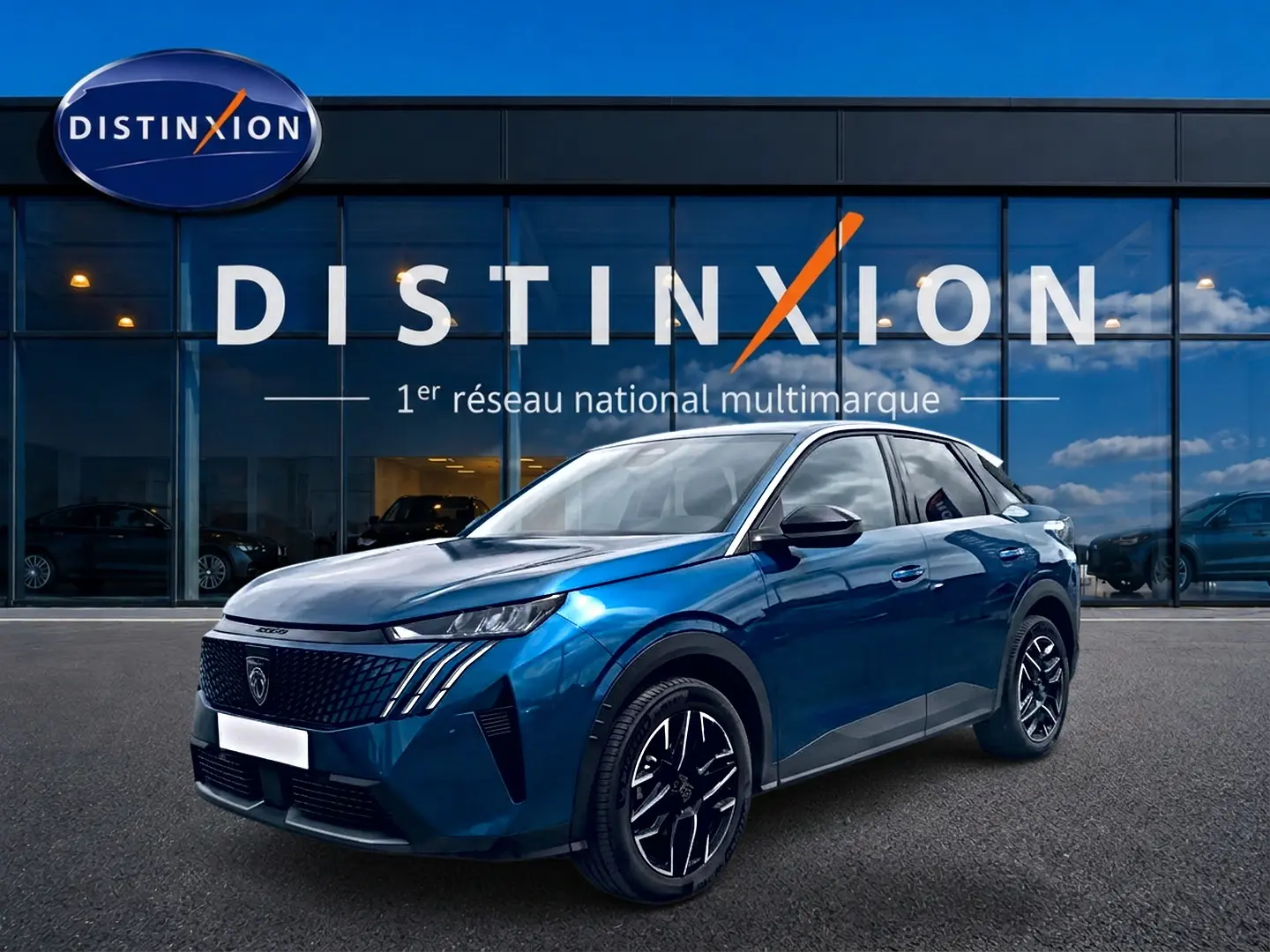 Peugeot 3008 bleu 3/4 avant droit, avec calandre distinctive et jantes alliage noires devant showroom Distinxion.