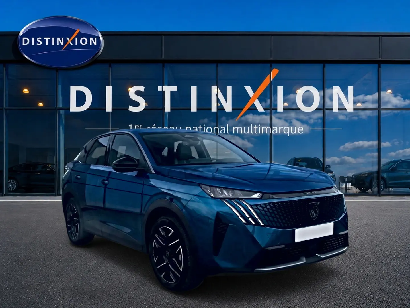 Peugeot 3008 bleu en 3/4 avant droit, avec calandre distinctive et jantes alliage noires devant showroom Distinxion.