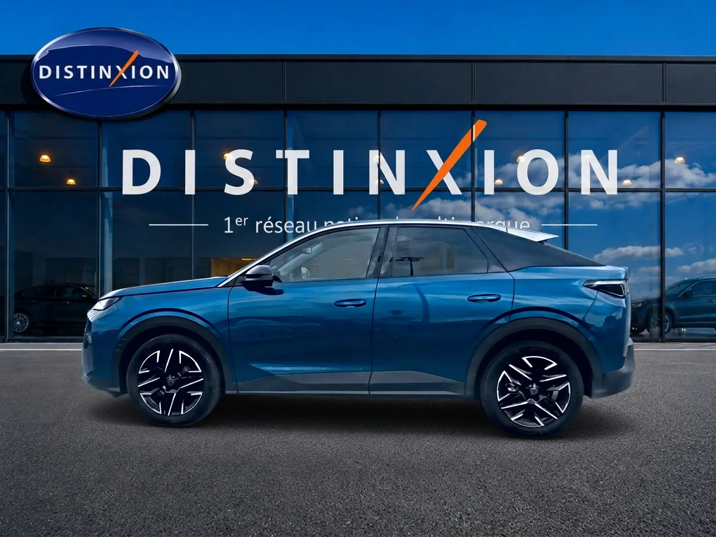 Profil côté gauche du Peugeot 3008 1.2 hybrid 145 allure e-dcs6 bleu 2025 avec jantes alu noires et toit noir.