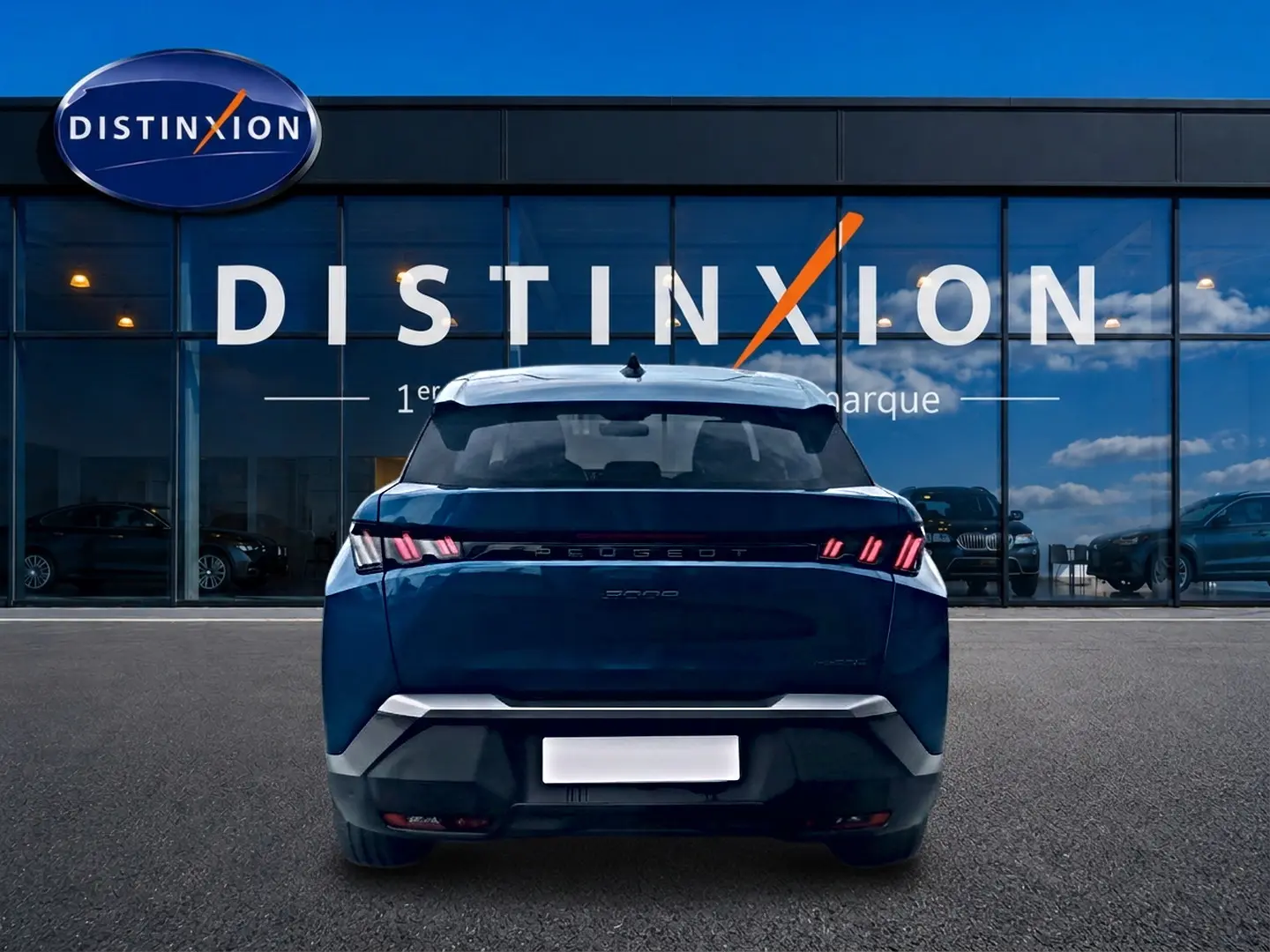 Vue arrière d'un Peugeot 3008 bleu 2025 garé devant une vitrine avec logo Distinxion visible en arrière-plan.