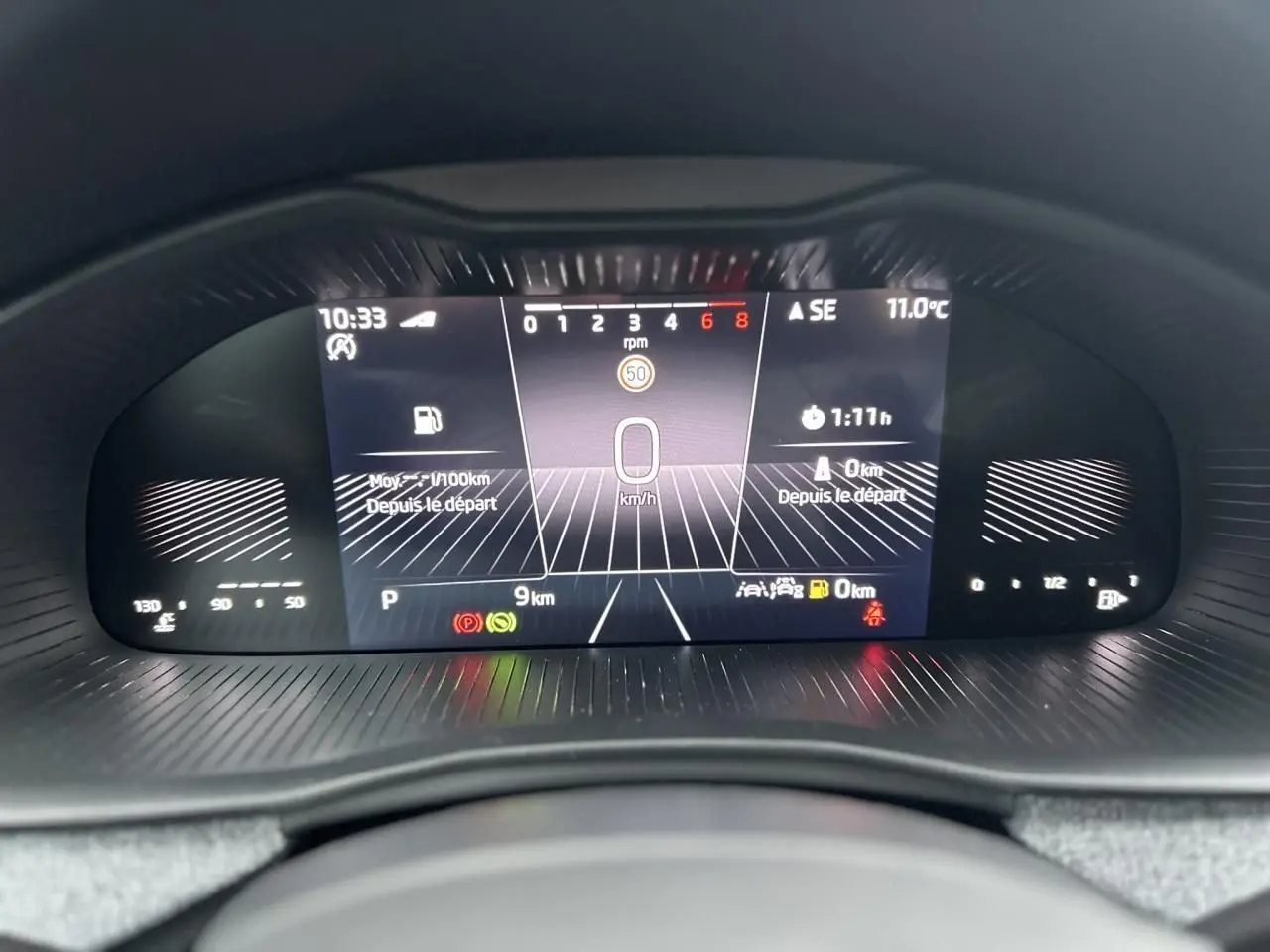 Vue rapprochée du tableau de bord numérique du Skoda Kamiq 2025, affichage clair et moderne avec indicateurs de vitesse et autonomie.