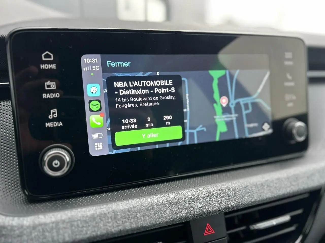 Écran tactile central du Skoda Kamiq 2025 affichant la navigation Apple CarPlay, vue rapprochée intérieure.