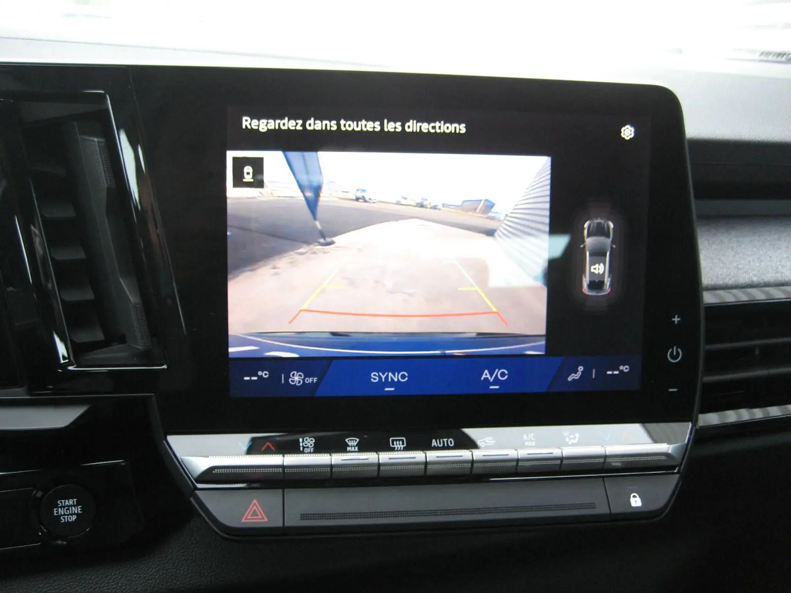 Écran central du Renault Austral 2025 montrant la caméra de recul avec affichage des lignes de guidage.