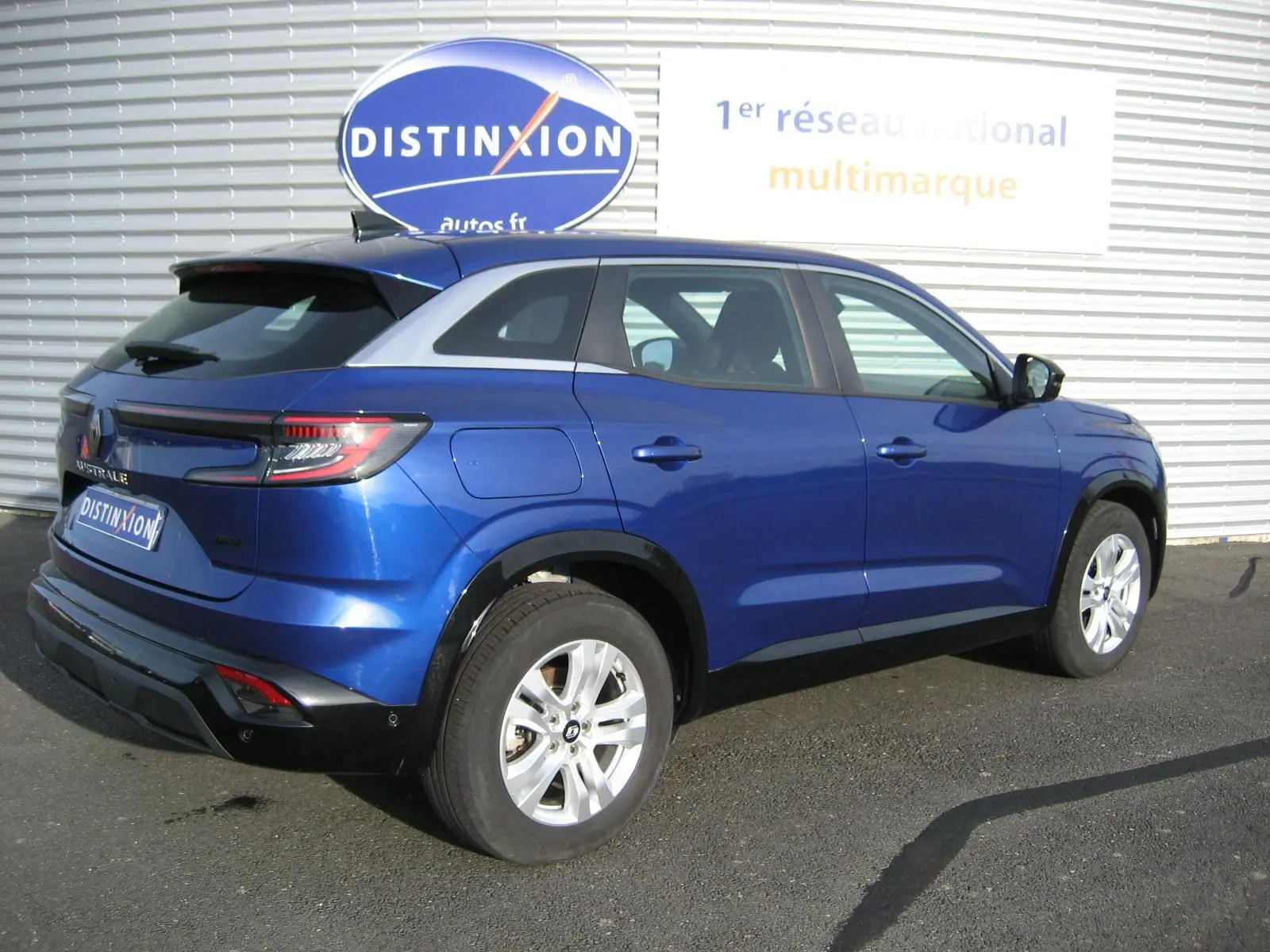 Vue 3/4 arrière droite du Renault Austral bleu Iron, mettant en valeur ses feux LED et ses jantes alliage.