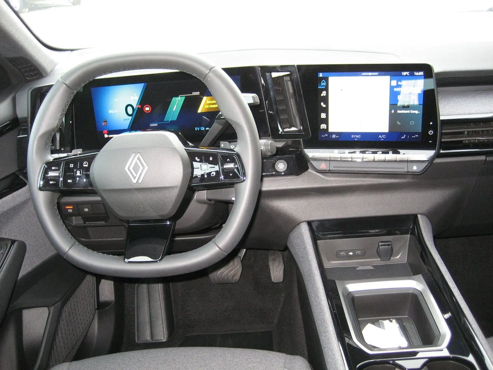 Vue intérieure centrée sur le volant et tableau de bord numérique du Renault Austral 2025, finition Evolution E-Tech.