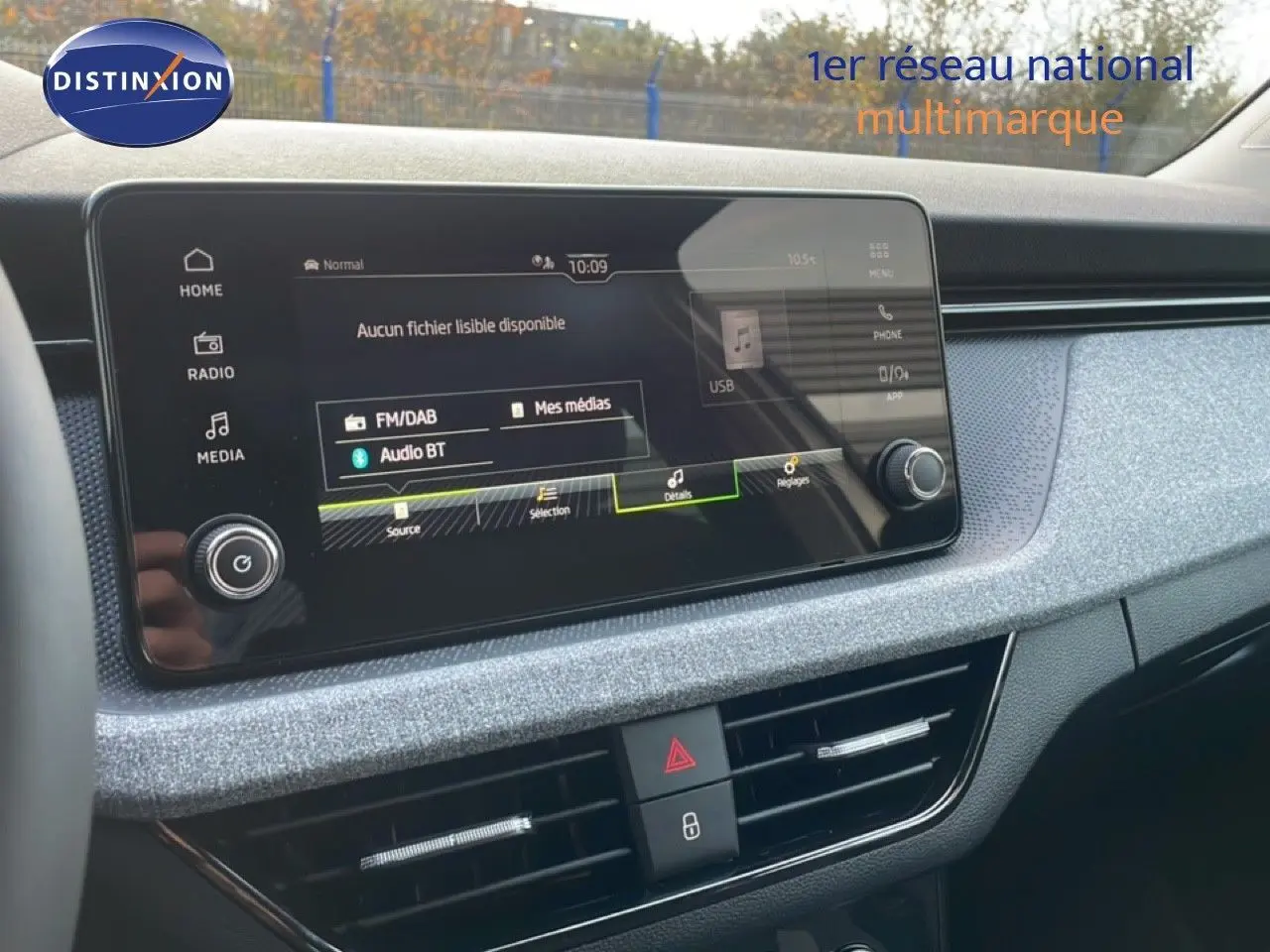 Tableau de bord et écran tactile central du Skoda Kamiq gris argent, avec affichage multimédia et commandes intégrées.