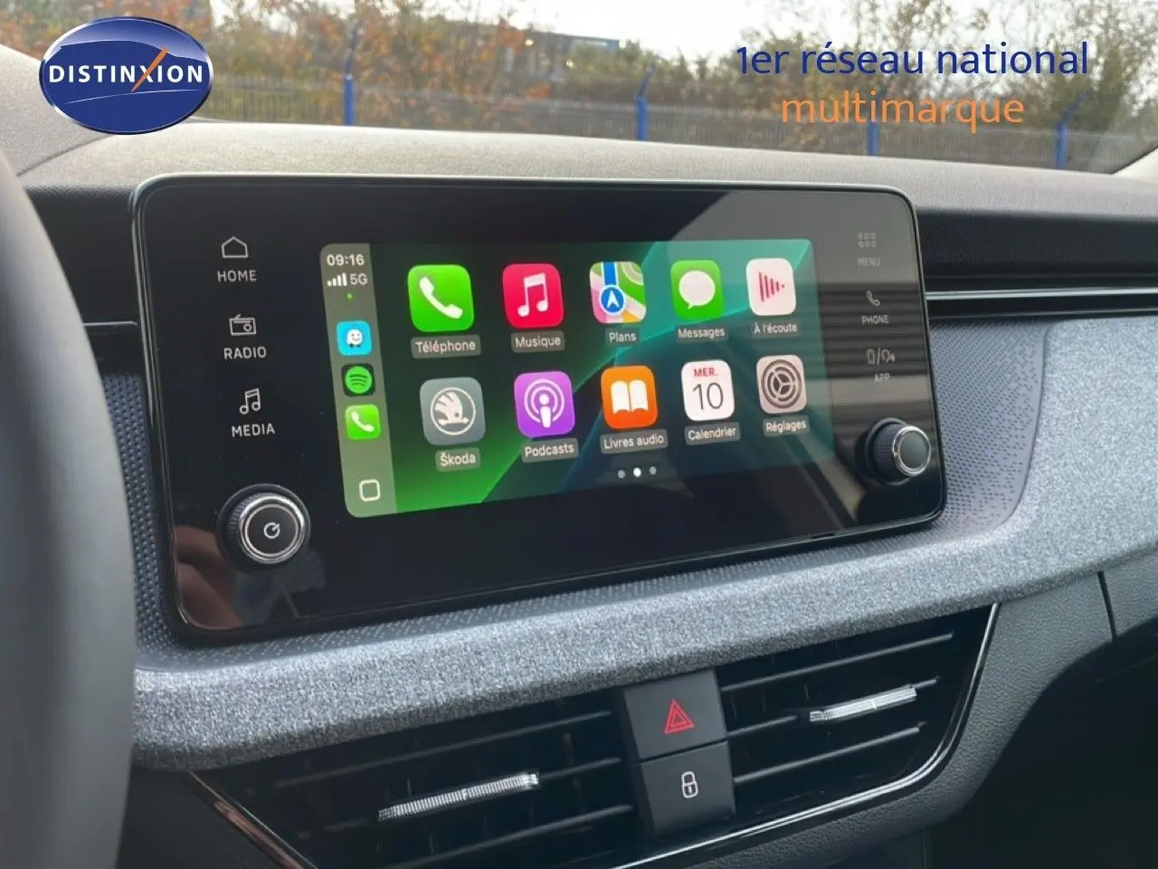 Écran tactile central en plan rapproché du Skoda Kamiq gris argent, affichant les applications connectées.