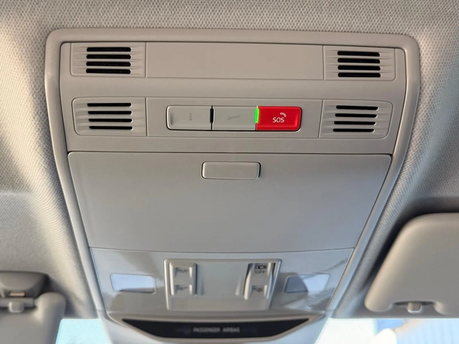 Détail du plafonnier intérieur gris clair du Skoda Kamiq 2025 avec bouton SOS rouge et aérations intégrées.