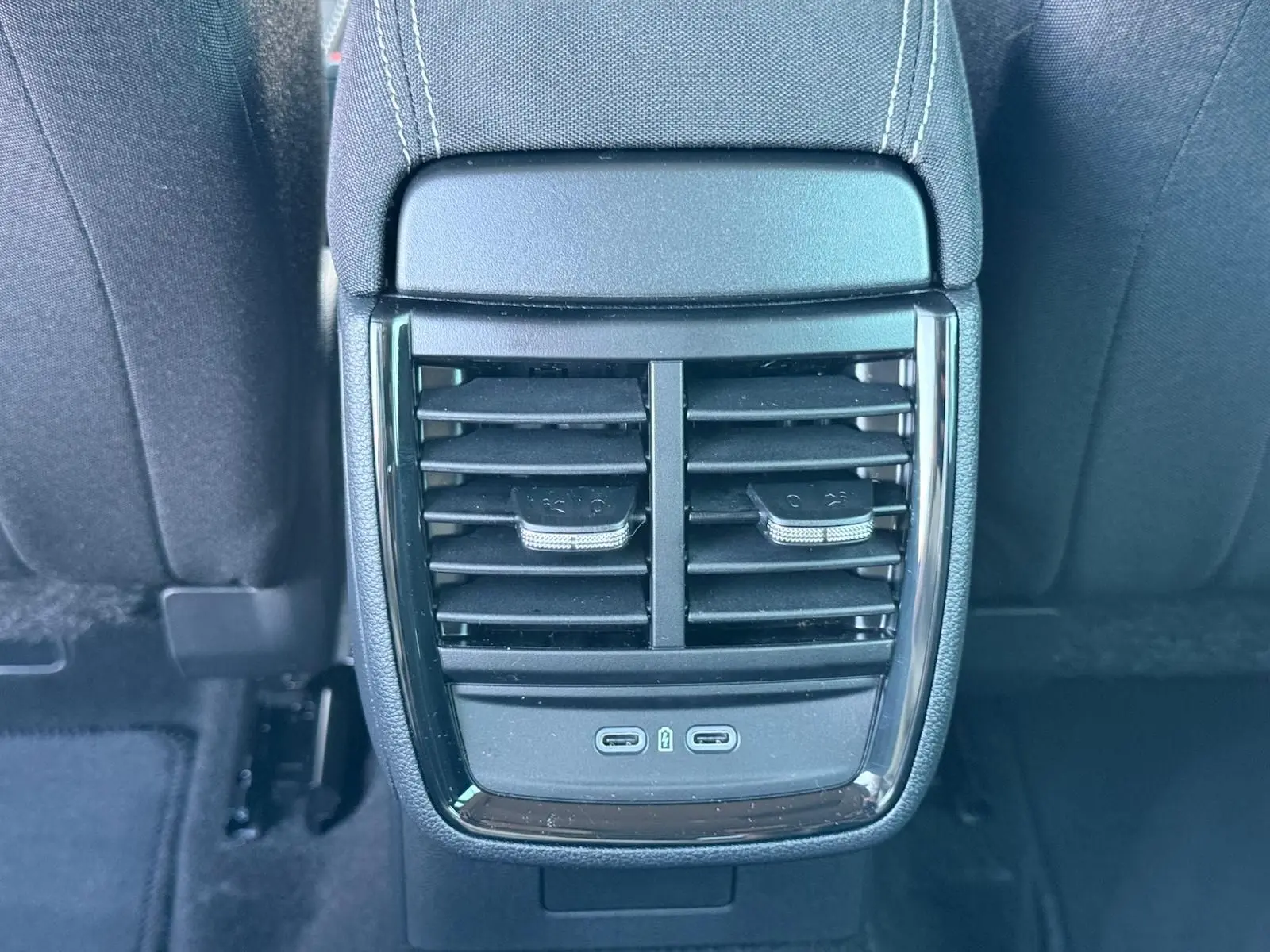 Gros plan sur les sorties d’air arrière noires et les ports USB du Skoda Kamiq 2025, finition tissu noir gris.