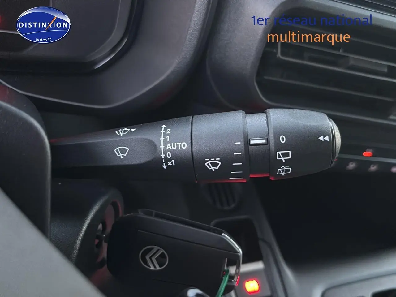 Gros plan sur la commande des essuie-glaces dans l’habitacle du Citroën Berlingo Fourgon blanc, version 2025.
