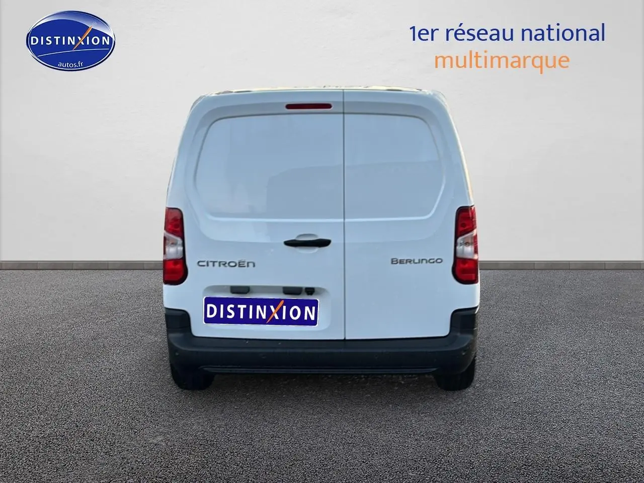 Vue arrière d'un Citroën Berlingo Fourgon blanc 2025 avec double portes arrière fermées sur fond neutre.