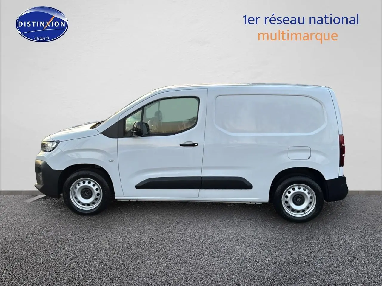 Profil côté gauche du Citroën Berlingo Fourgon blanc 2025 avec porte latérale coulissante et jantes acier.