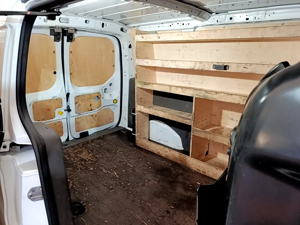 Vue intérieure arrière du Ford Transit Fourgon blanc 2022 avec aménagement bois et cloison pleine.