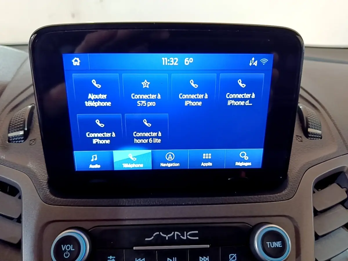 Écran tactile central du Ford Transit Fourgon blanc 2022 affichant le menu de connexion téléphonique.