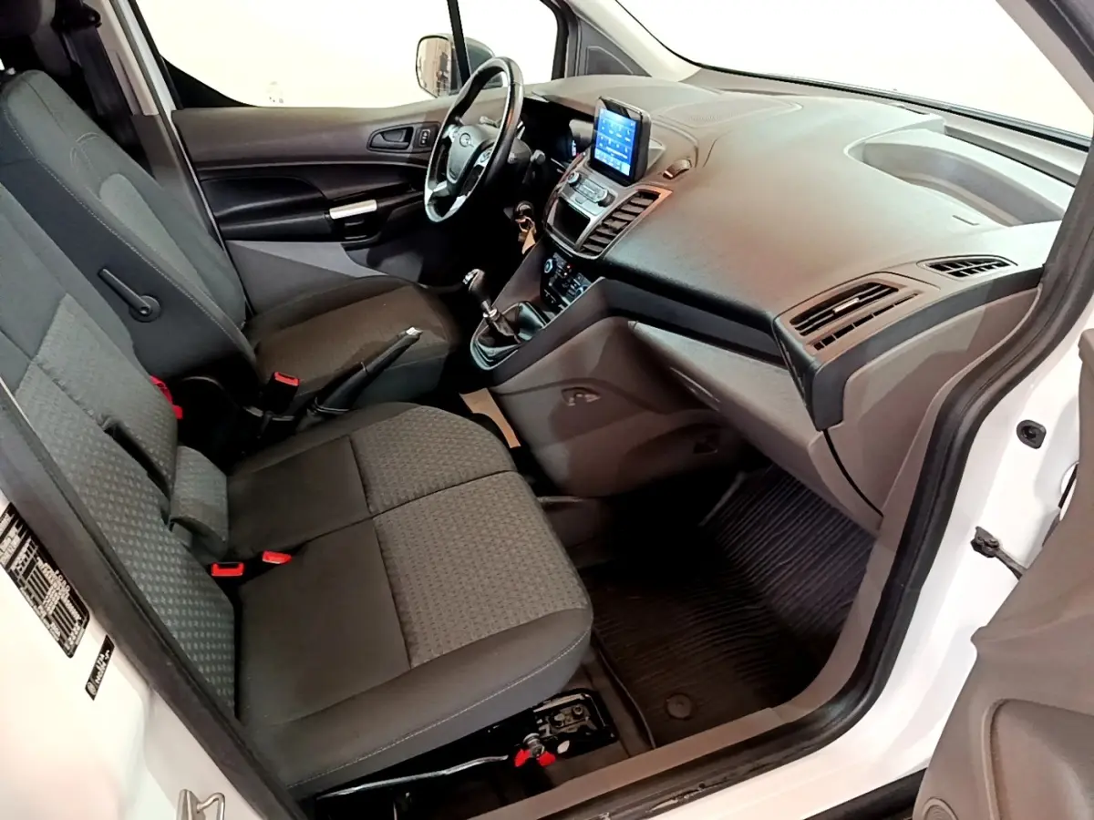 Vue intérieure côté conducteur du Ford Transit Fourgon blanc 2022, avec tableau de bord central et écran tactile visible.