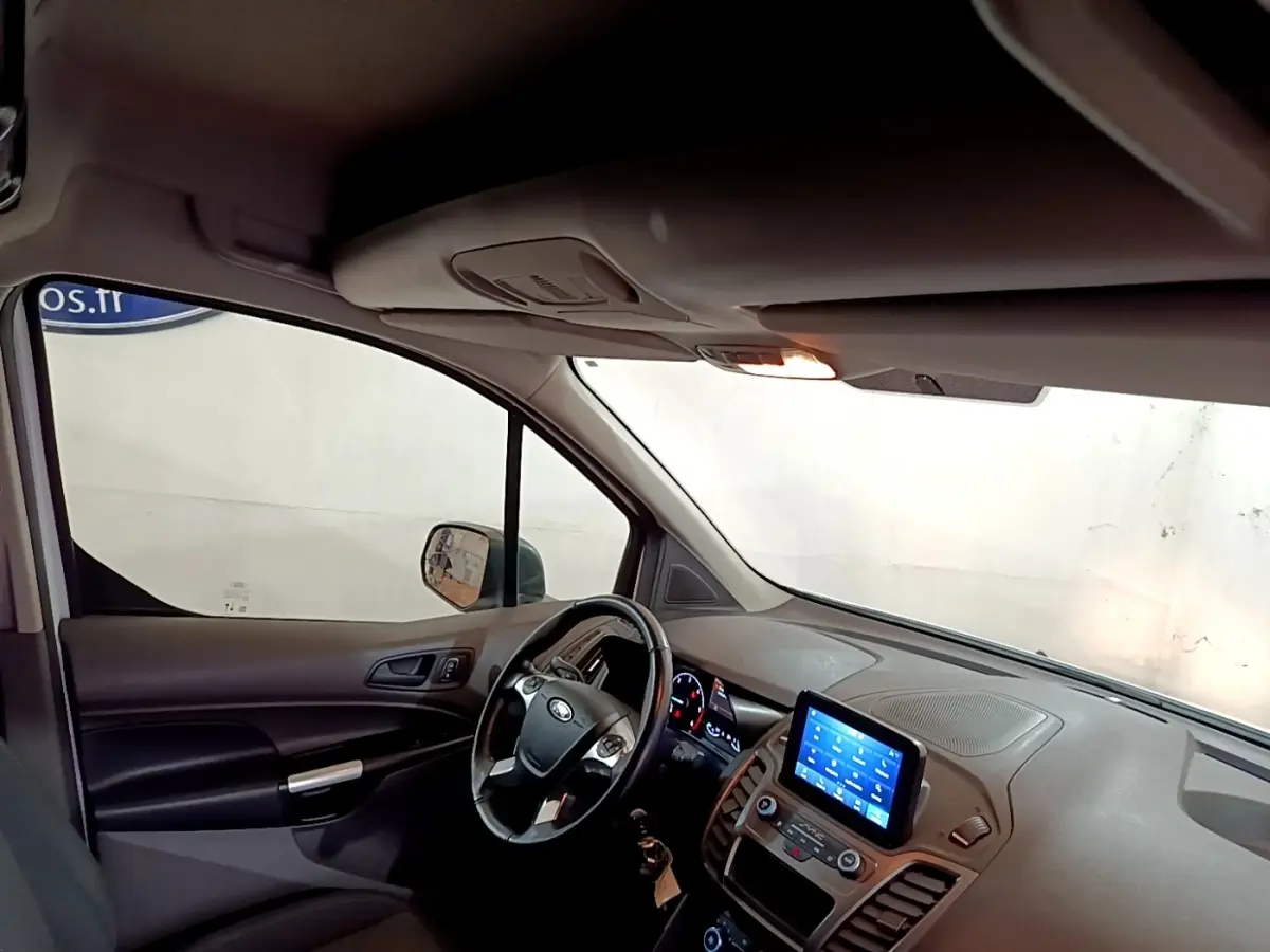 Vue intérieure côté conducteur du Ford Transit Fourgon 2022 avec tableau de bord et écran tactile central allumé.