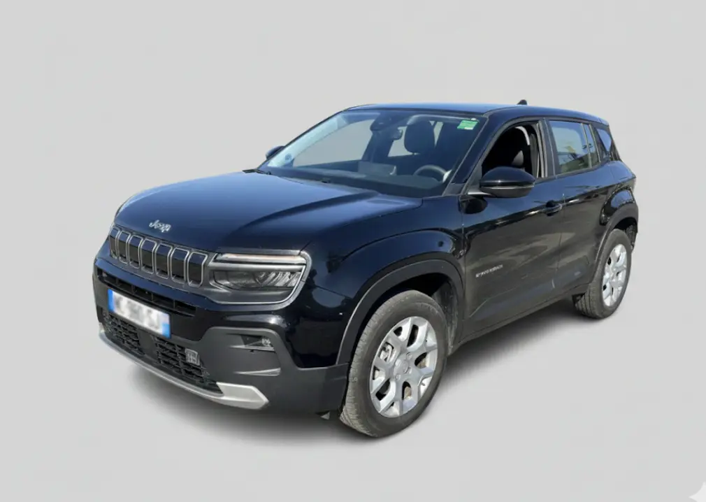 Jeep Avenger noir vu en 3/4 avant droit, avec calandre distinctive et jantes alliage 17 pouces.