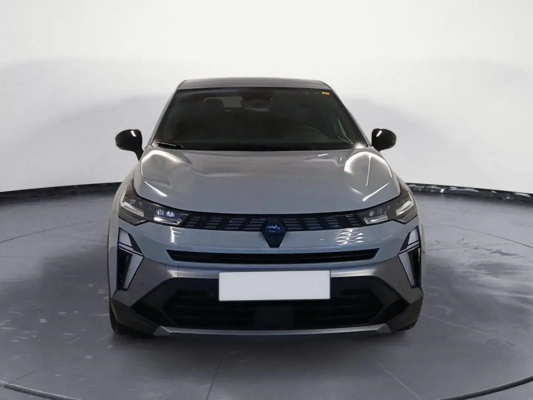 Vue frontale d'une Renault SYMBIOZ gris clair 2025 avec calandre moderne et phares LED fins.