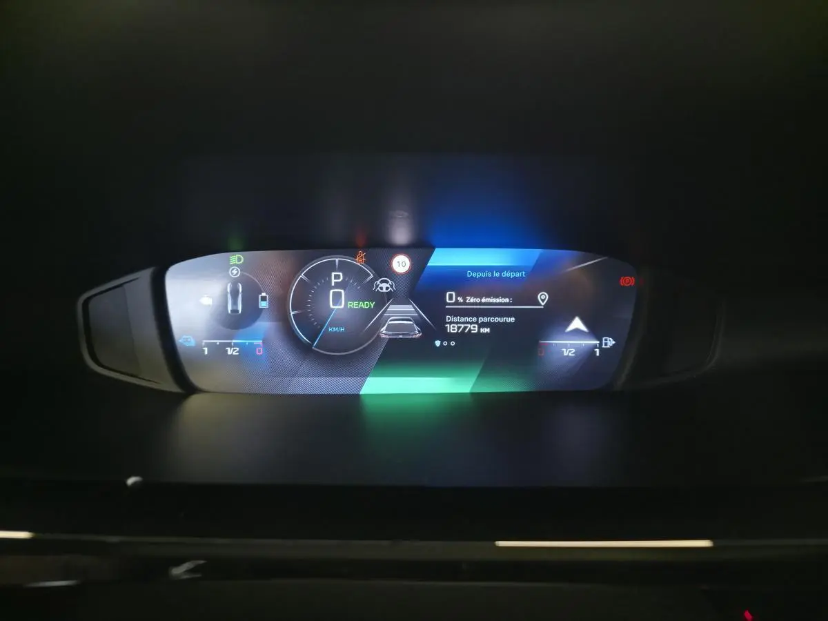 Affichage numérique du combiné d'instrumentation de la Peugeot 408 GT hybride rechargeable, avec informations de conduite et autonomie.