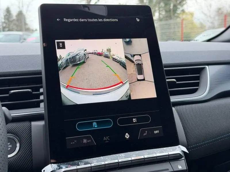 Écran central du Renault Captur 2026 montrant la caméra de recul avec vue 360°, intérieur en gris Rafale/Noir Étoilé.