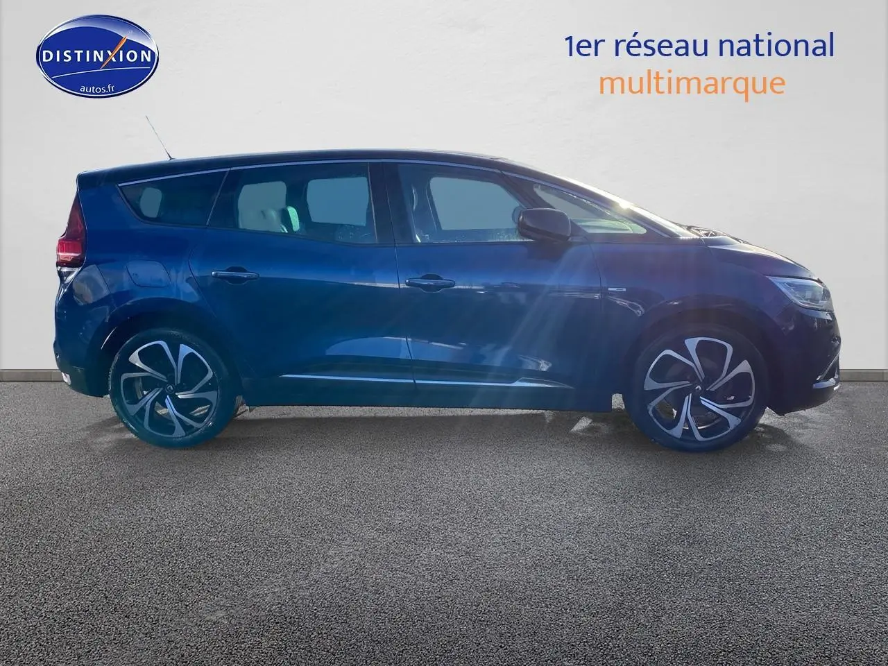 Renault Grand Scenic IV bleu en profil droit, avec jantes alliage et vitres surteintées, sur fond clair.