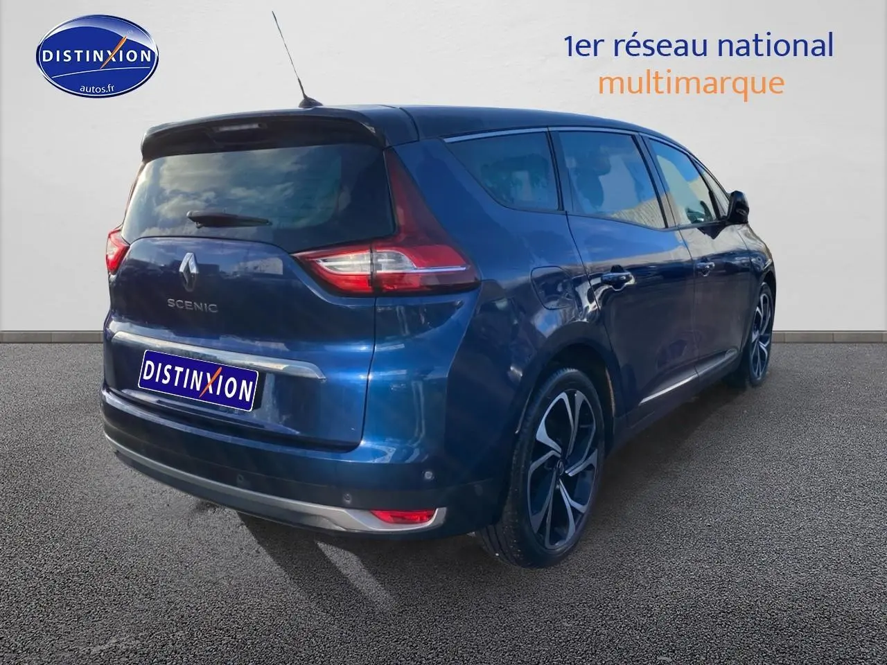 Vue 3/4 arrière droite d'un Renault Grand Scenic IV bleu avec jantes alliage 20 pouces et feux LED.