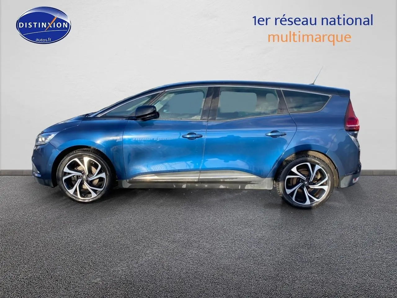 Profil côté gauche du Renault Grand Scenic IV bleu 2019 avec jantes alliage et vitres surteintées.