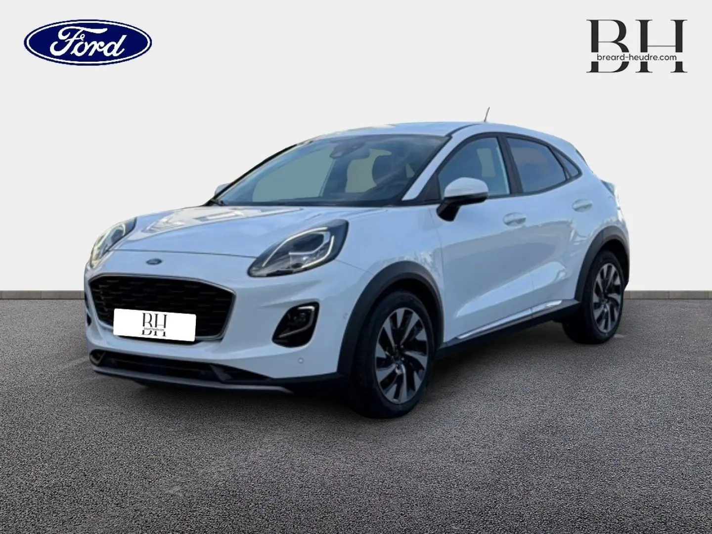 Ford Puma blanc Glacier en 3/4 avant droit, avec calandre noire et jantes alliage bicolores visibles.