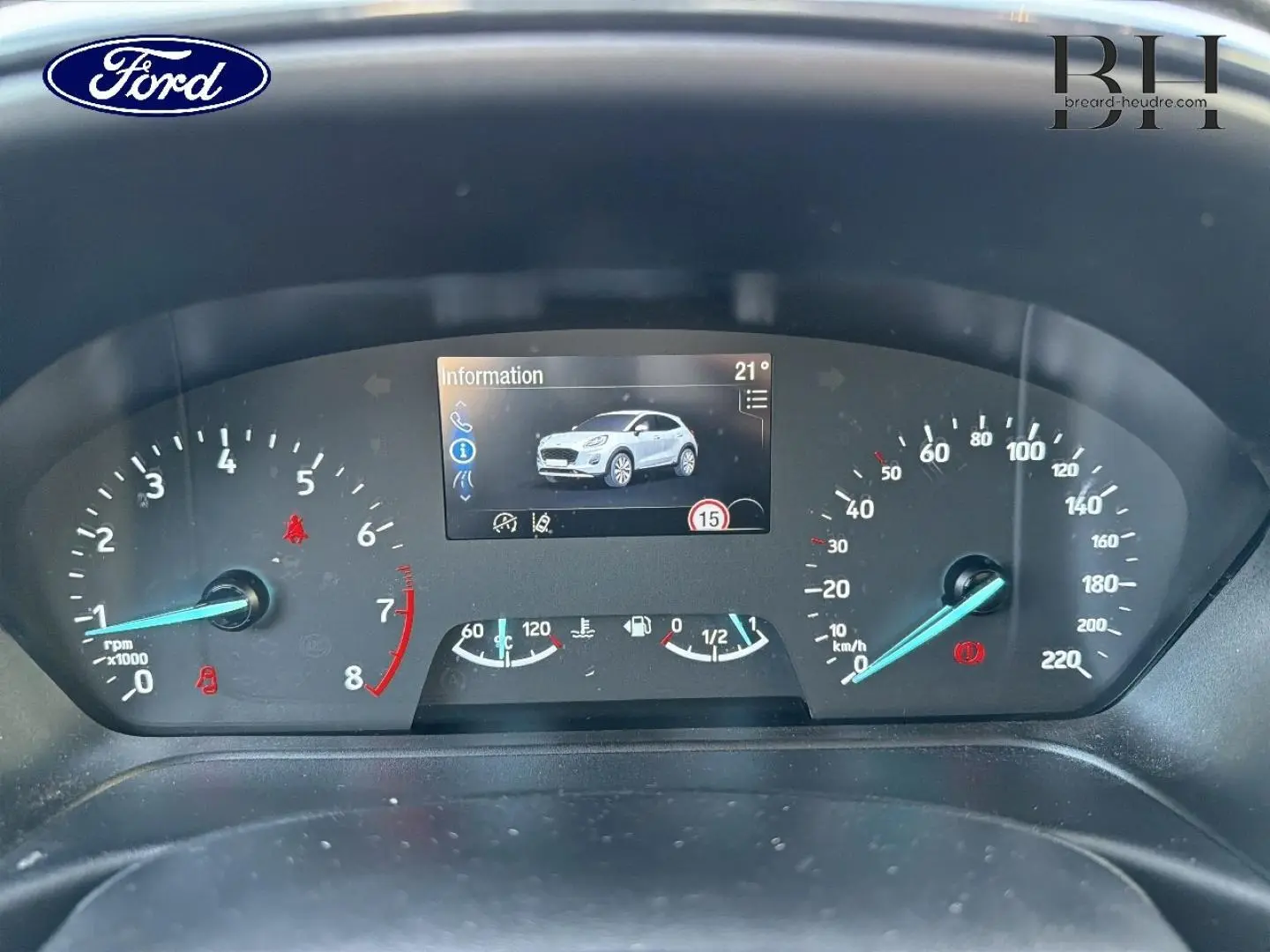 Vue rapprochée du tableau de bord du Ford Puma 2023 avec écran multifonction affichant le véhicule blanc glacier.
