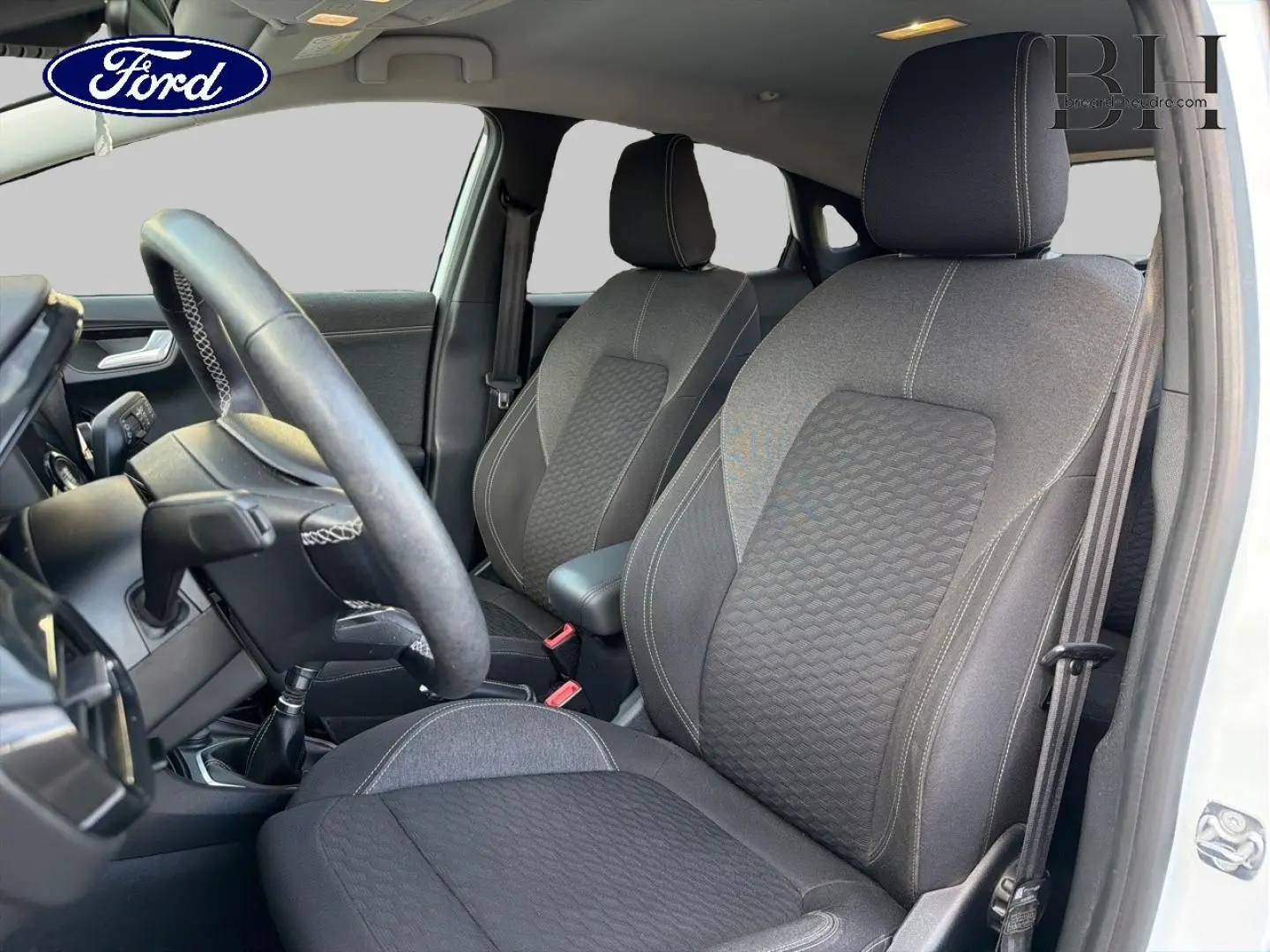 Vue intérieure côté conducteur du Ford Puma 2023, sièges tissu noir Kasbah avec surpiqûres contrastées.