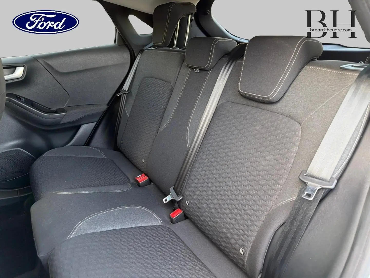 Vue intérieure de la banquette arrière en tissu noir Kasbah du Ford Puma 2023, avec ceintures et appuie-têtes visibles.