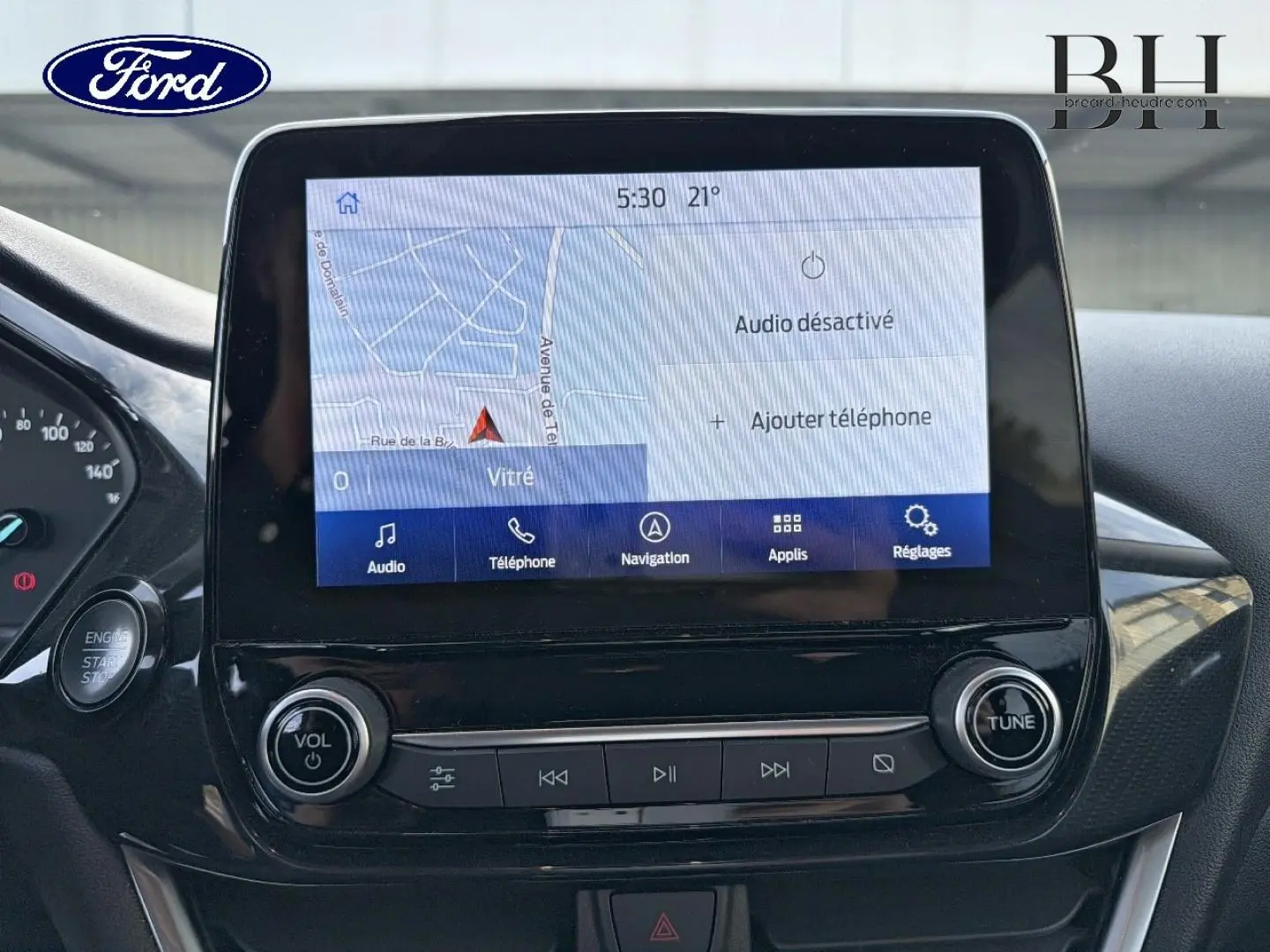 Écran tactile central du Ford Puma 2023 avec navigation et commandes audio, vue intérieure frontale.