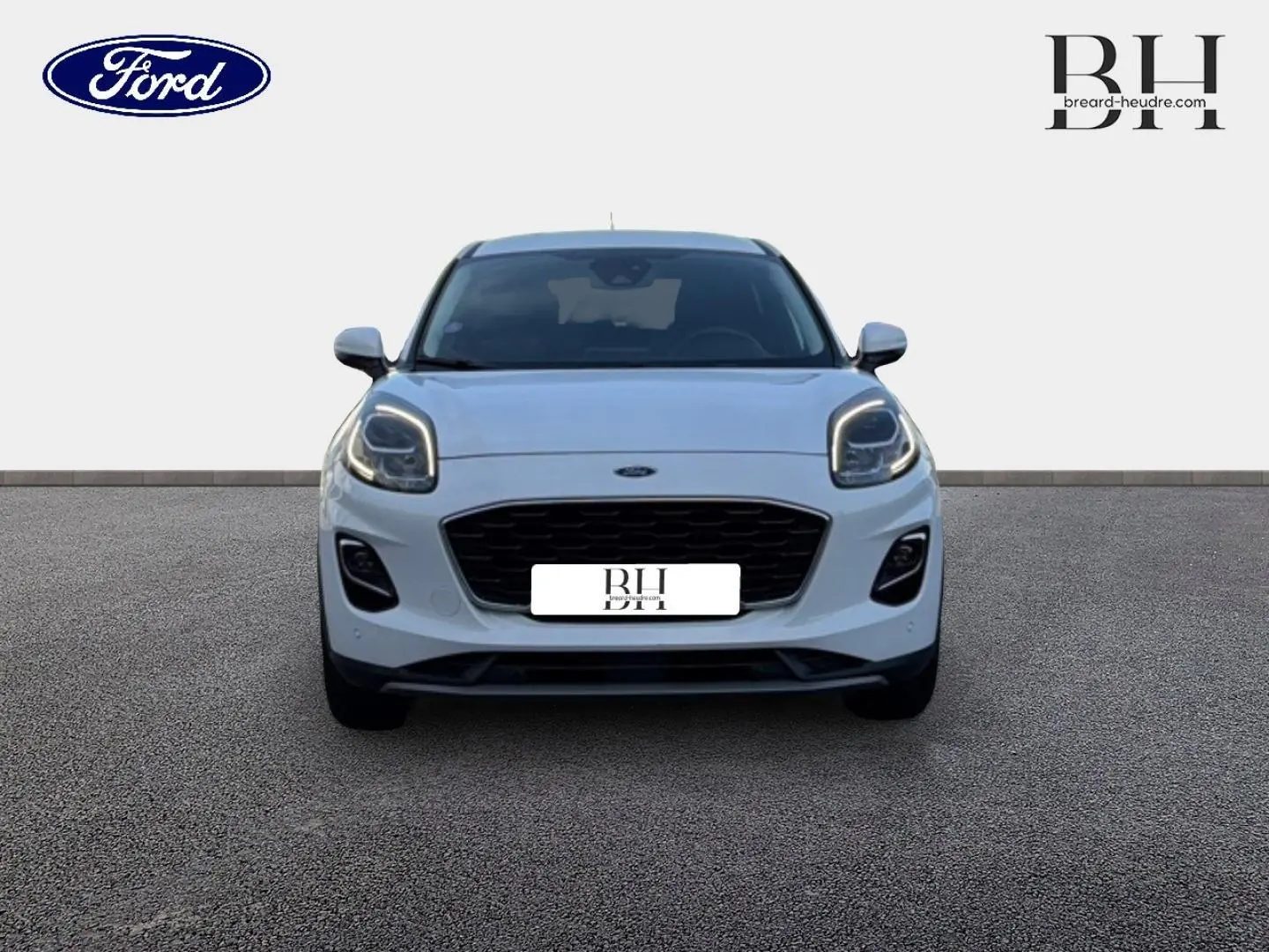 Vue frontale d'un Ford Puma blanc Glacier avec phares LED allumés et calandre noire distinctive.