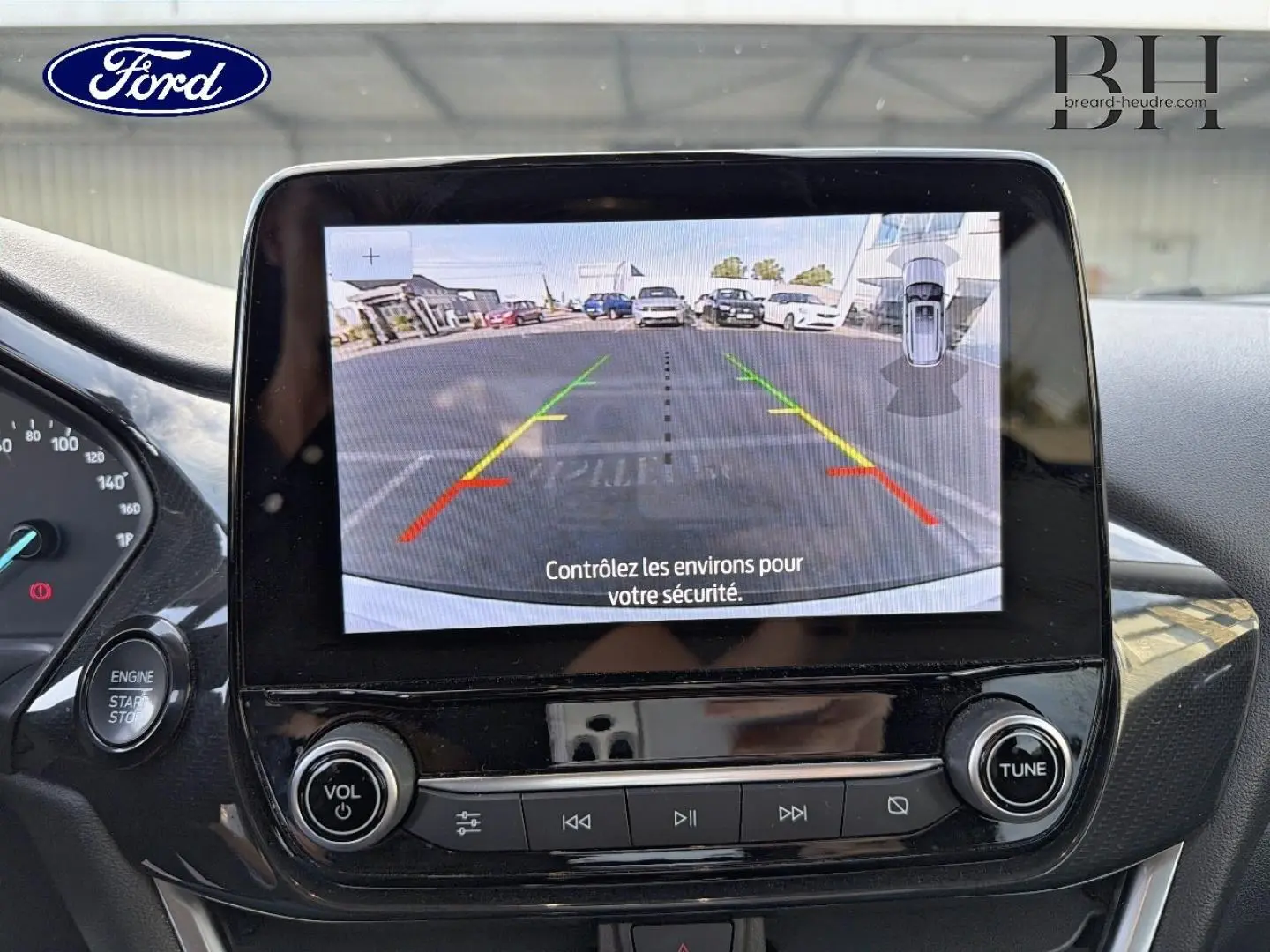 Écran tactile intérieur du Ford Puma 2023 montrant la caméra de recul avec lignes de guidage colorées.